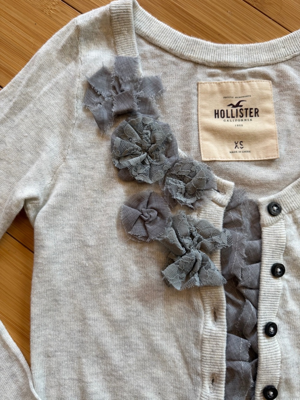 Vintage - Hollister Light Gray Floral Appliqué Cardigan Sweater